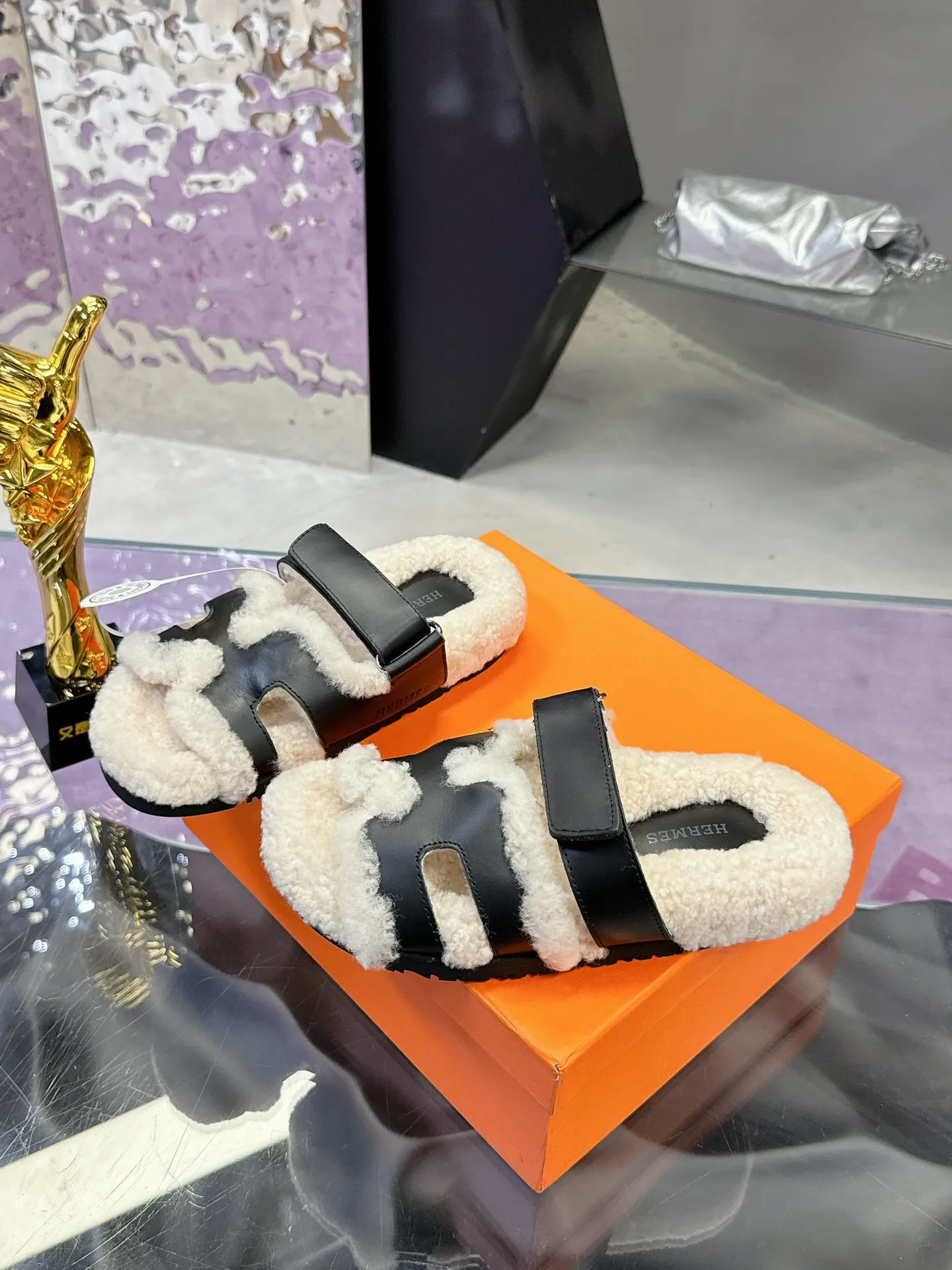 Factory price: 500💰 HERMES💗Ai Ma’s classic hot style second uncle🐑wool mop🆕 is coming. A must-have item for autumn and winter ✅ Versatile and fashionable at home and out on the street 🍀The colors are extremely colorful! Walking Tuscany! T men's shoes 💰R non-slip outsole super light ️ super comfortable on the feet without any binding feeling I can't stop drinking coffee ☕ my second uncle's slippers I can't take off Size number: 35-40 (41 made to order, non-refundable)